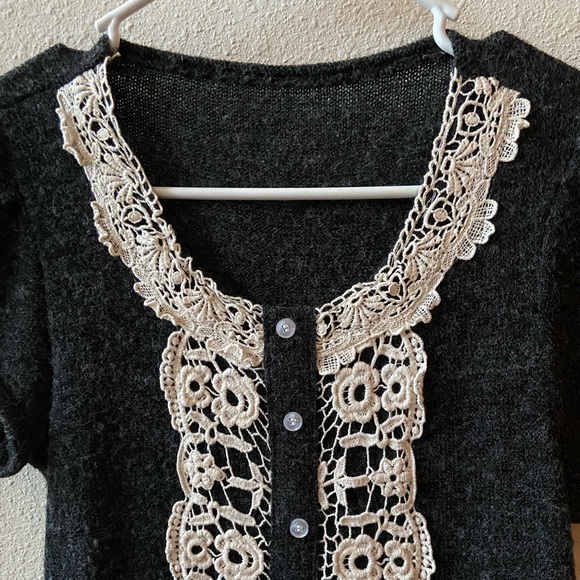 Adorable Wool T-shirt dress with lace and ruffle detail - Picture 4 of 5